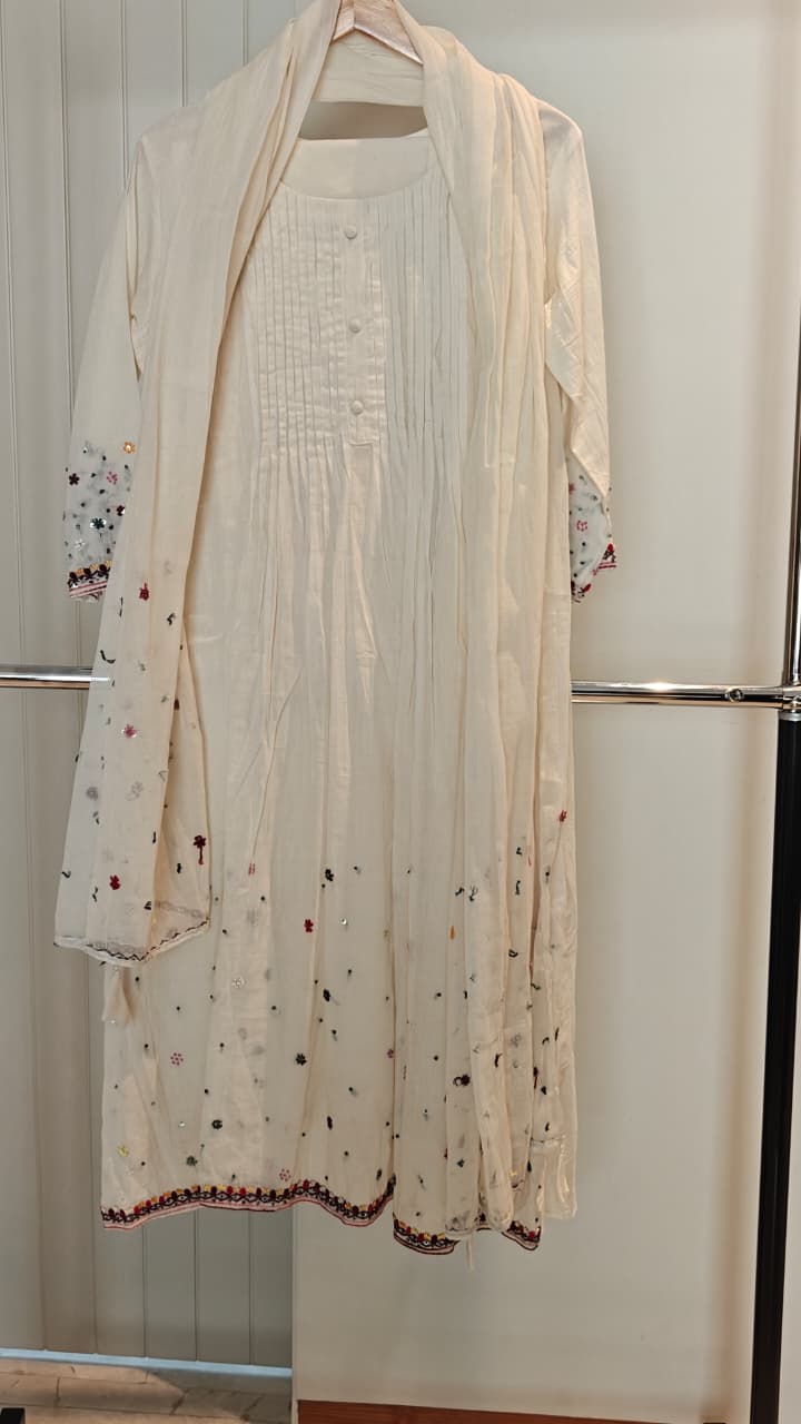 Elegant Off-White Embroidered Cotton Kurta Set with Dupatta